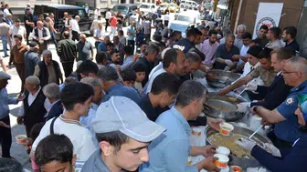 Bulanık’ta Muharrem bereketi 5 bin kaseyle paylaşıldı