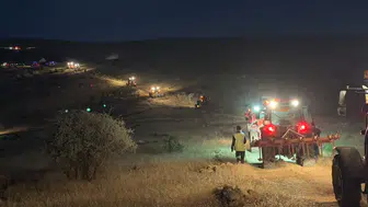 Mardin Mazıdağı'nda çiftçiler yangına karşı traktörleriyle siper oldu
