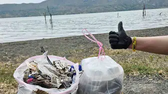 Hazar Gölü kıyısında örnek bir aile temizliği
