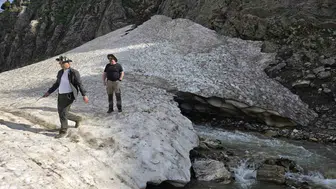 Bitlis'in eriyen kar suları Van Gölü'nü besliyor