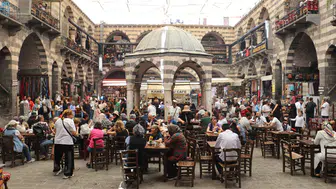 Diyarbakır sokakları turistlerle doldu esnafın yüzü güldü