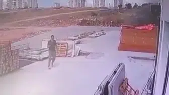 Şanlıurfa'da 33 milyon liralık yangının çıkış anı kameraya yansıdı