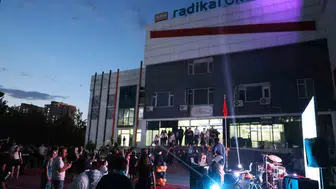 Diyarbakır'da öğrenciler mezuniyet sevincini kep atarak taçlandırdı