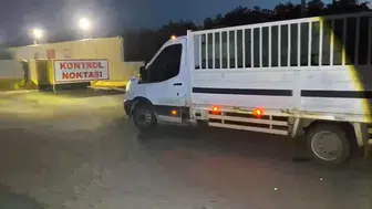 Şanlıurfa girişinde lastiklerin arkasına saklanmış kaçak sigara operasyonu