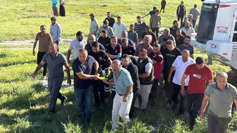 Yüksekova yolunda minibüs ile kamyon çarpıştı
