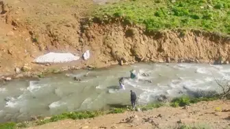 Yüksekova'da dereye giren kadın 3 saat boyunca mahsur kaldı