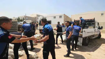 Şanlıurfa'da bir kamyon bozuk içecek imha edildi