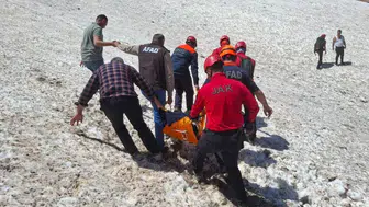 Hakkari’de dağda mahsur kalan vatandaşı helikopter kurtardı