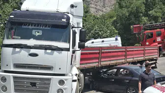 Çukurca yolunda otomobil tıra çarptı