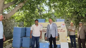Sivrice’de bal üretimini artıracak kovan desteği dağıtıldı