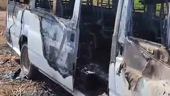 Ceylanpınar'da park halindeki minibüs yanarak hurdaya döndü