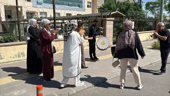 Diyarbakırda bitmeyen boşanma davası adliye önünde halaya döndü