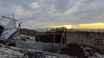 Ağrı Diyadin’de fırtına bir evin çatısını yerinden söktü