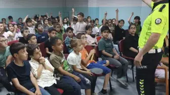 Bingöl’de çocuklara trafik kuralları sahada anlatıldı