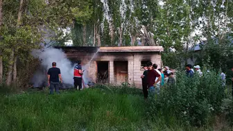 Erciş’te bir odunluk küle döndü