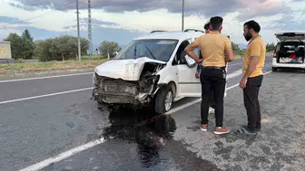 Bingöl yolunda lastik patladı araç aydınlatma direğini devirdi