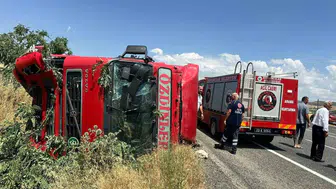 Elazığ yolunda kaza Tır devrildi sürücü yaralandı