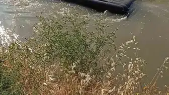 Silvan yolunda minibüs sulama kanalına düştü