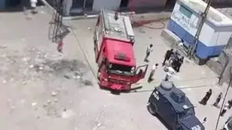 Bağlar’da üç katlı binanın en üst katı alevlere teslim oldu