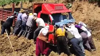 Yayla yolunda çamura saplanan kamyoneti kadınlar iterek kurtardı