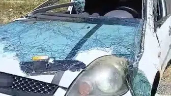 Taziye yolunda otomobil şarampole uçtu