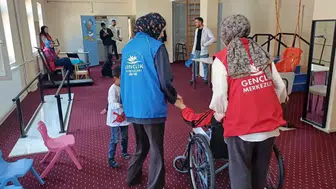 Ağrı'da gençler özel gereksinimli çocuklarla gün boyu eğlendi