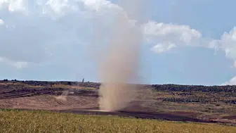 Bitlis kırsalında oluşan dev toz hortumu cep telefonuyla kaydedildi