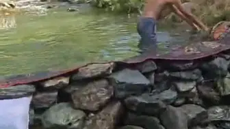 Elazığlı köy sakinleri bunaltıcı sıcaklara karşı dereyi doğal havuza dönüştürdü