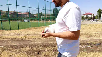 Bingöllü esnaf yuvasından düşen yavru leyleğe kucak açtı