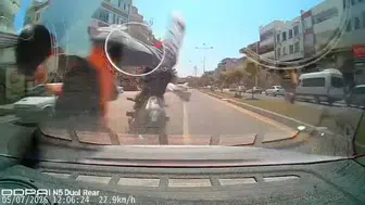 Şanlıurfa'da motosikletin otomobile arkadan çarptığı anlar güvenlik kamerasına yansıdı