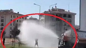 Diyarbakırda kavurucu sıcaklar çocukları belediye aracının suyunun altına taşıdı
