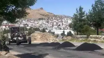 Diyarbakırda çukurlara ağaç dikilen bozuk yol onarılmaya başlandı