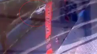 Şanlıurfa Birecik’te kontrolden çıkan araç ağaca çarparak durabildi