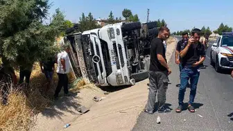 Diyarbakır Çınar yolunda devrilen tırın şoförü hastaneye kaldırıldı