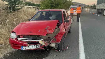 Baskil yolunda iki otomobil çarpıştı 5 kişi hastaneye kaldırıldı