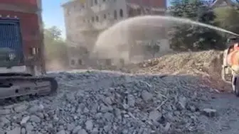 Elazığ’da kentsel dönüşümdeki binanın yıkılış anı korna sesiyle tetiklendi