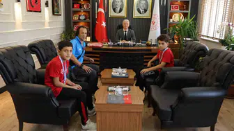 Ankara'da madalya kazanan Muşlu güreşçiler makamda ağırlandı