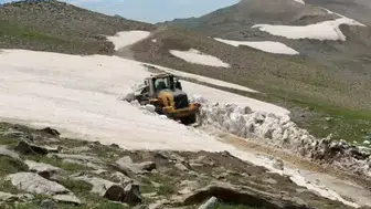 Bitlis yaylalarında yaz ortasında kar mesaisi devam ediyor