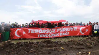 Ağrı'da düzenlenen enduro şampiyonasında sporcular Tendürek Dağı’na Terörsüz Türkiye mesajı taşıdı