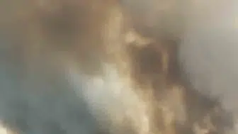 Nusaybin yolunda anız yangını nedeniyle görüşü kapanan tır bariyerlere girdi