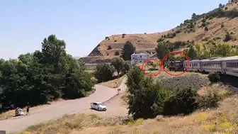 Elazığda hemzemin geçitte trenin çarptığı otomobilin içinden görüntüler geldi