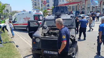 Cizre ilçesinde zırhlı polis aracı kaza yaptı