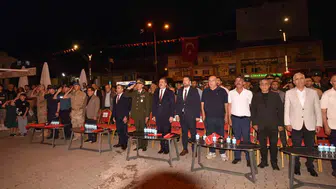 Ahlat halkı demokrasi şehitlerini anmak için meydanlarda toplandı
