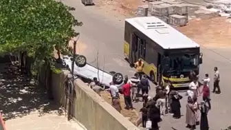 Siirt Afetevler Mahallesinde belediye otobüsü ile hafif ticari araç kaza yaptı