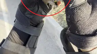 Diyarbakırlı kurye yolda çırpınan serçenin hayatını kurtardı