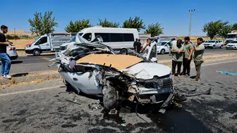 Şanlıurfa yolunda TIR ile çarpışan sürücü hastaneye kaldırıldı
