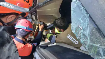 Şırnak Kasrik bölgesinde devrilen tırdan yaralı sürücü kurtarıldı