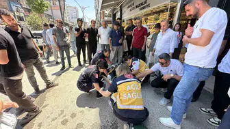 Yüksekova caddesinde fenalaşan sara hastasına çevredekiler yetişti