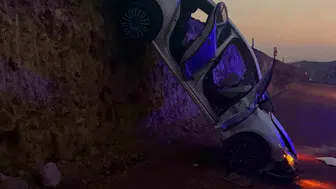 Bingöl yol çalışmasında otomobil çukura düştü