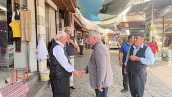 Çermik Belediye Başkanı Karamehmetoğlu pazar yerinde vatandaşların taleplerini dinledi